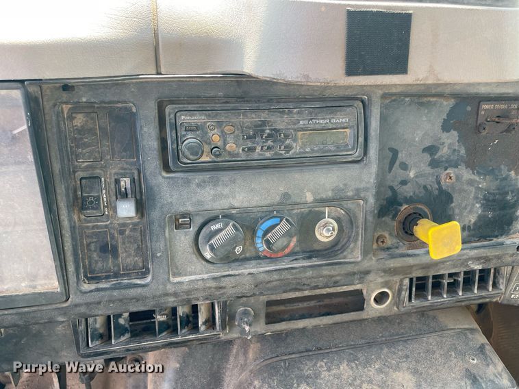 image for item NB9106 2000 International 4900  dump truck