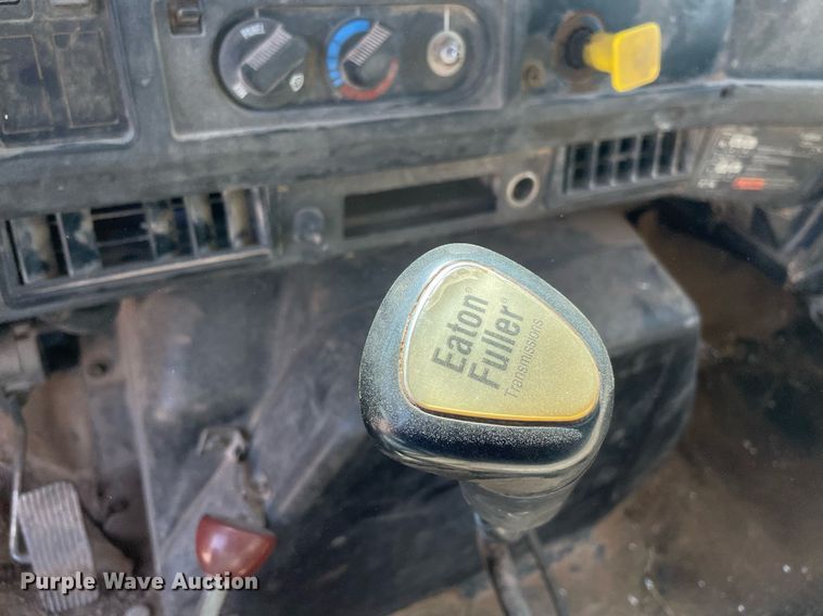 image for item NB9106 2000 International 4900  dump truck