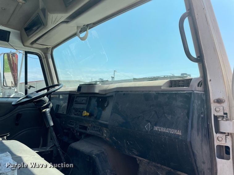 image for item NB9106 2000 International 4900  dump truck