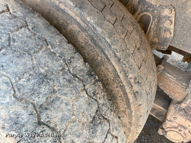 image for item NB9106 2000 International 4900  dump truck