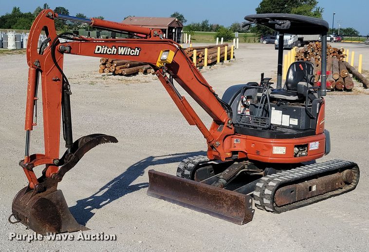 image for item DA7218 2004 Ditch Witch MX352  mini excavator