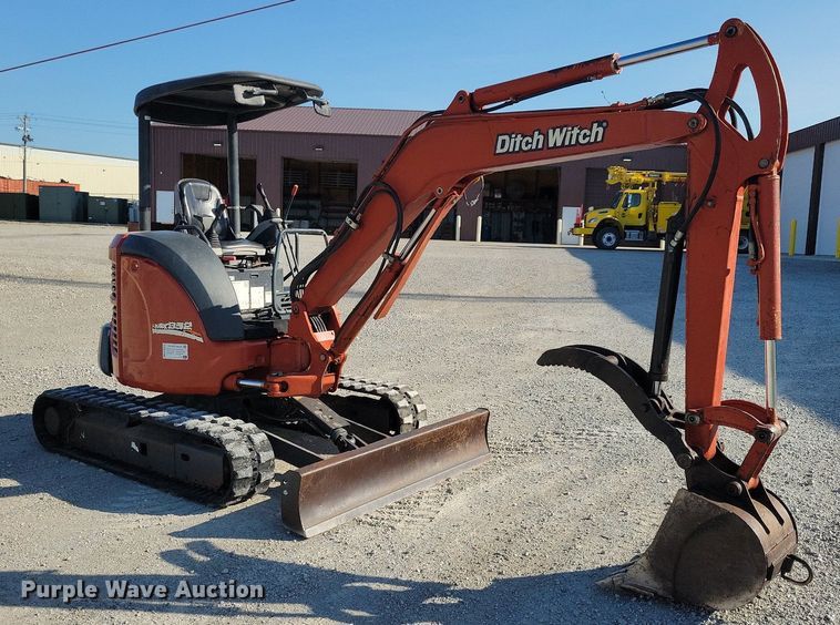 image for item DA7218 2004 Ditch Witch MX352  mini excavator