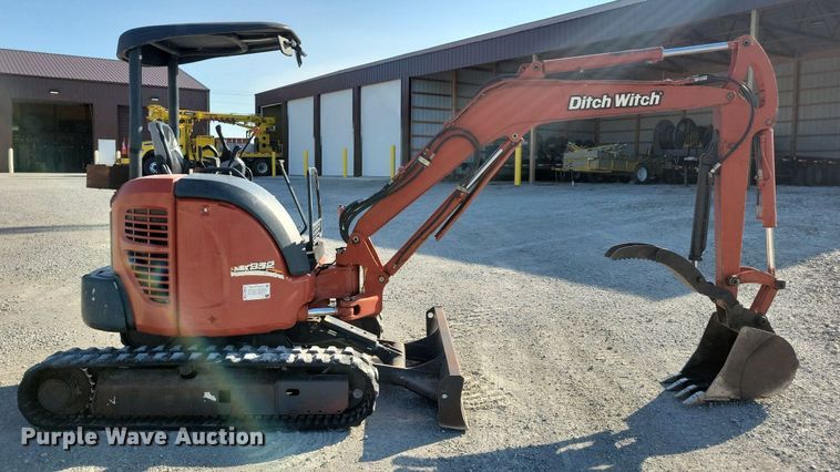 image for item DA7218 2004 Ditch Witch MX352  mini excavator