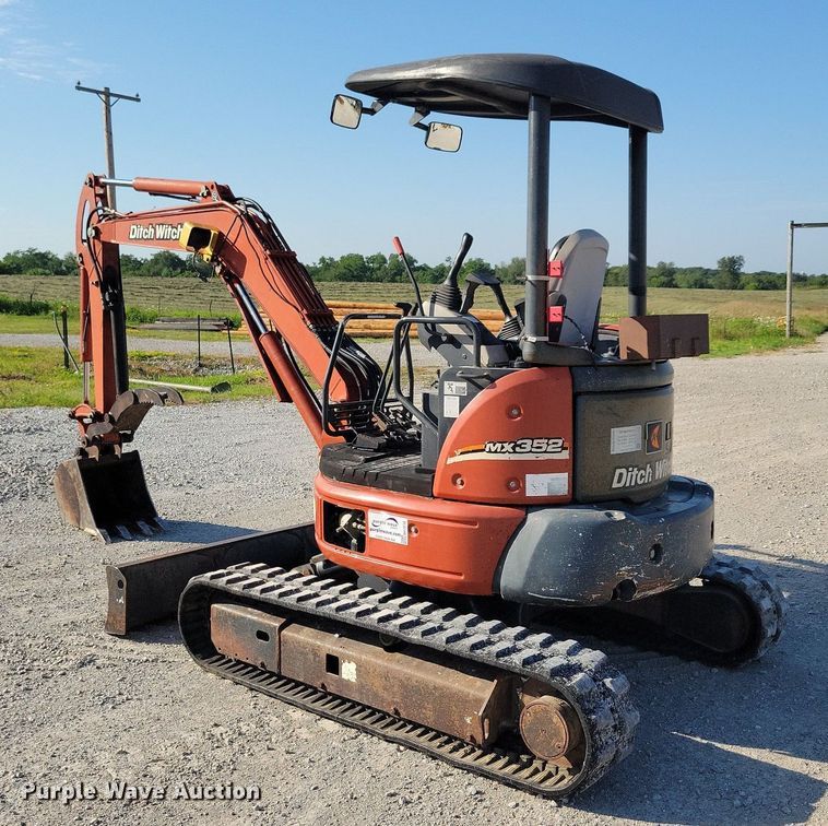 image for item DA7218 2004 Ditch Witch MX352  mini excavator