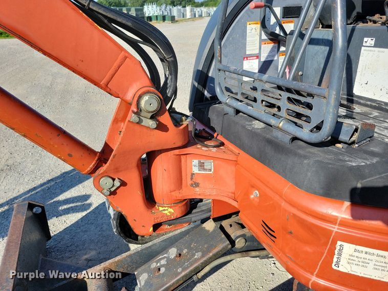 image for item DA7218 2004 Ditch Witch MX352  mini excavator
