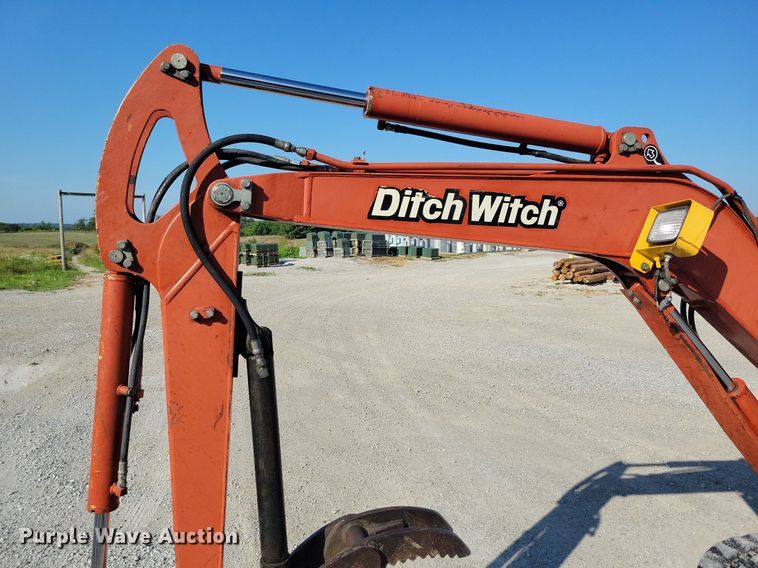 image for item DA7218 2004 Ditch Witch MX352  mini excavator