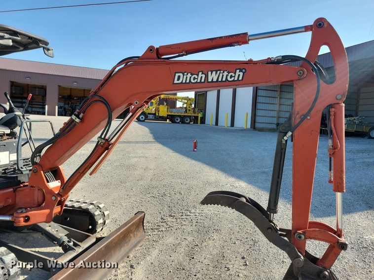 image for item DA7218 2004 Ditch Witch MX352  mini excavator