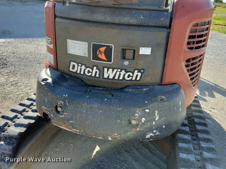image for item DA7218 2004 Ditch Witch MX352  mini excavator