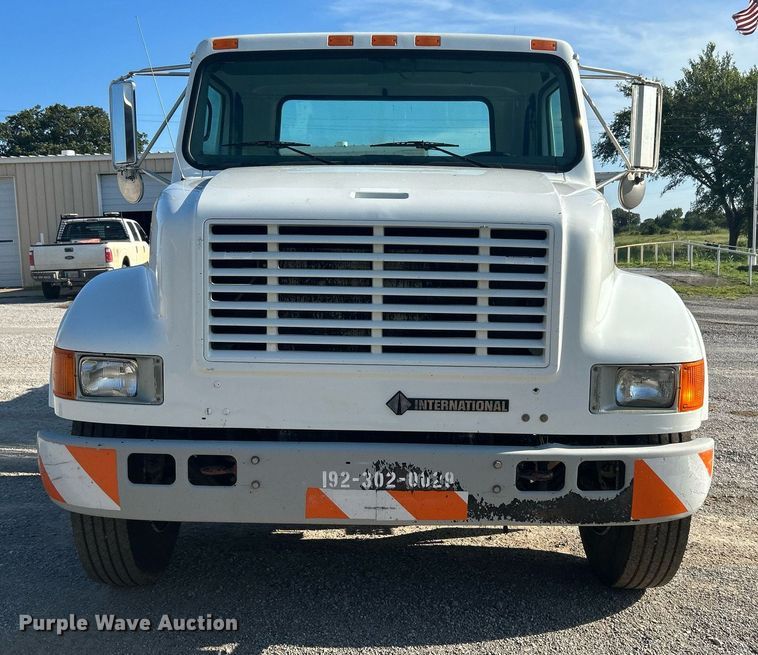 image for item DI7914 2000 International 4700  flatbed truck