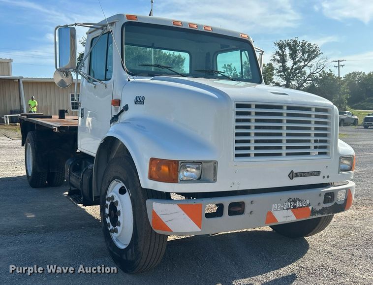 image for item DI7914 2000 International 4700  flatbed truck