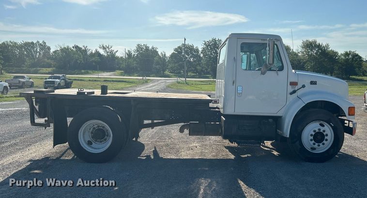 image for item DI7914 2000 International 4700  flatbed truck
