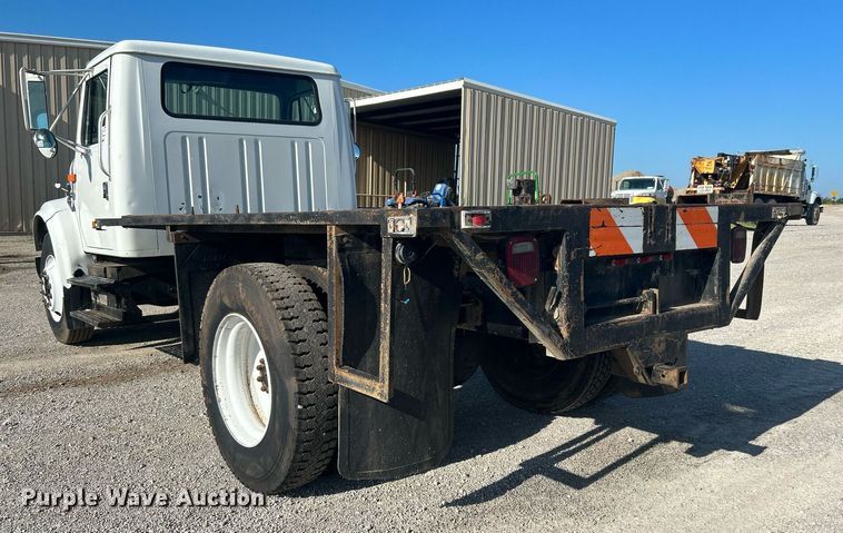image for item DI7914 2000 International 4700  flatbed truck
