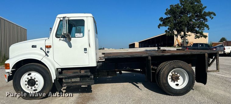 image for item DI7914 2000 International 4700  flatbed truck