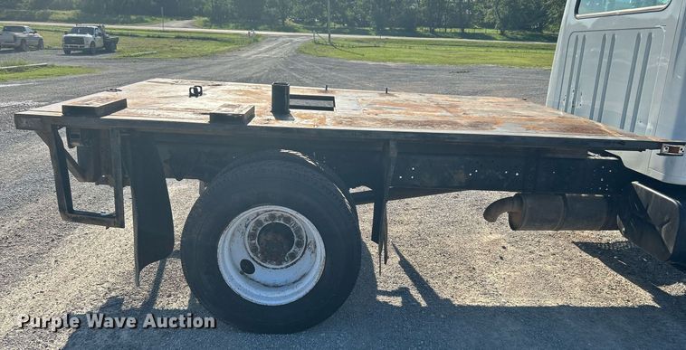 image for item DI7914 2000 International 4700  flatbed truck