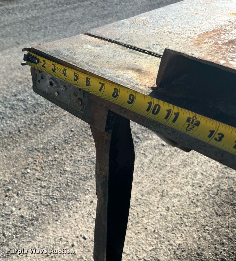 image for item DI7914 2000 International 4700  flatbed truck