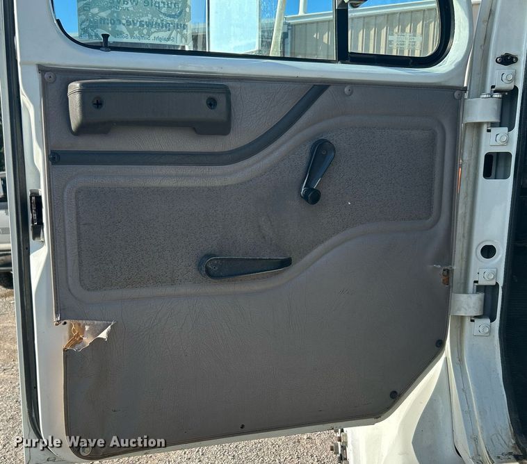 image for item DI7914 2000 International 4700  flatbed truck