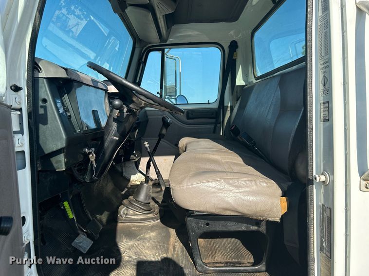 image for item DI7914 2000 International 4700  flatbed truck