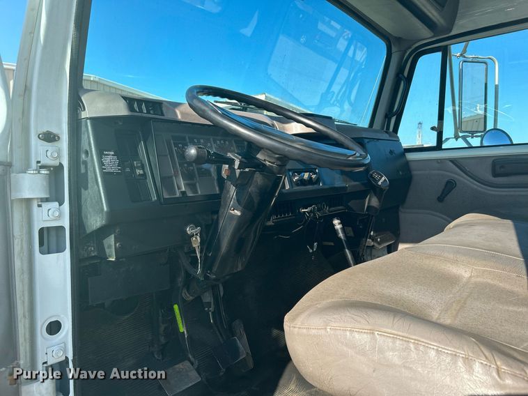 image for item DI7914 2000 International 4700  flatbed truck