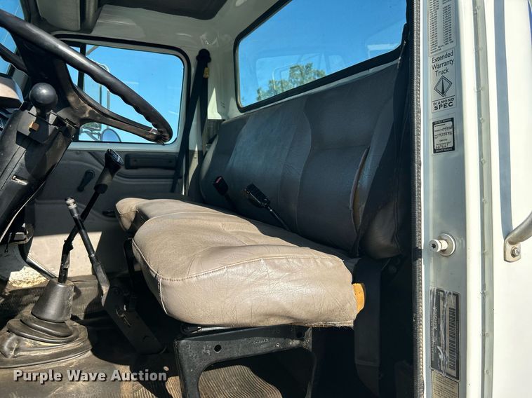 image for item DI7914 2000 International 4700  flatbed truck