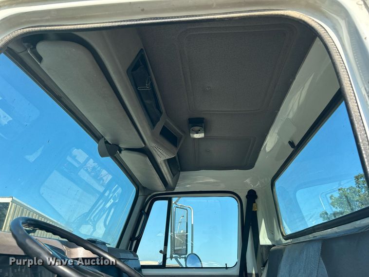 image for item DI7914 2000 International 4700  flatbed truck