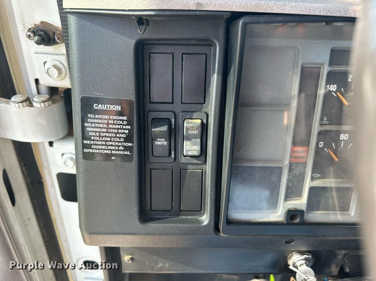 image for item DI7914 2000 International 4700  flatbed truck