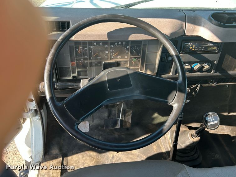 image for item DI7914 2000 International 4700  flatbed truck