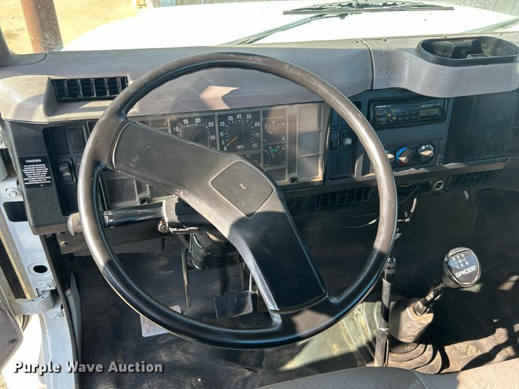 image for item DI7914 2000 International 4700  flatbed truck