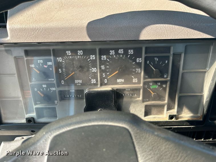 image for item DI7914 2000 International 4700  flatbed truck