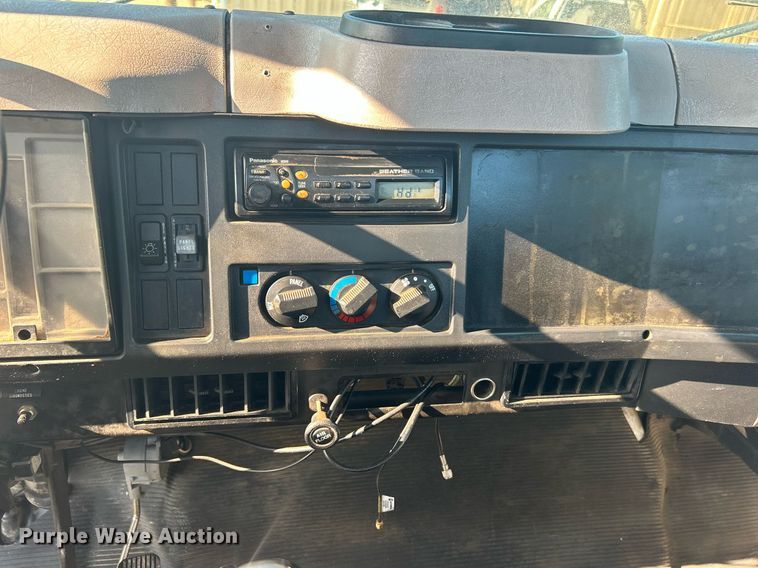 image for item DI7914 2000 International 4700  flatbed truck