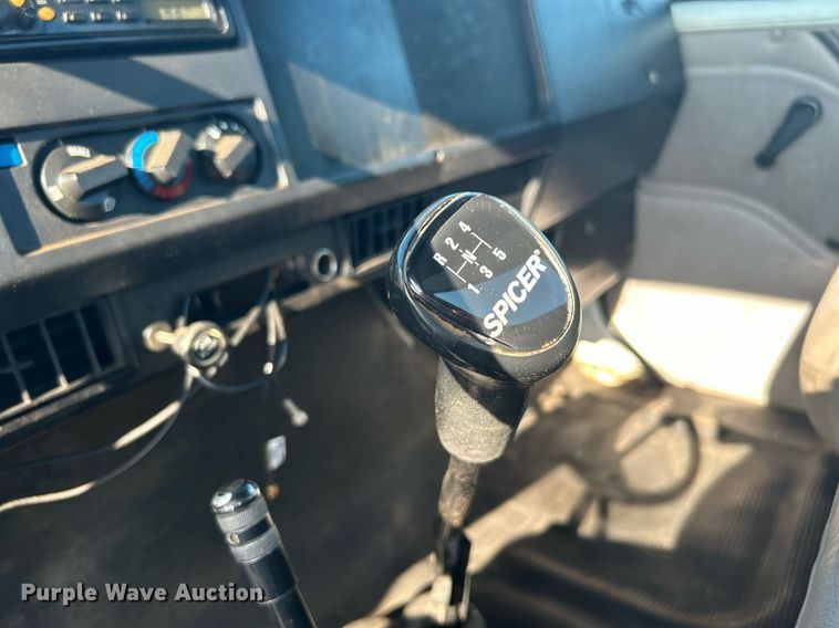 image for item DI7914 2000 International 4700  flatbed truck