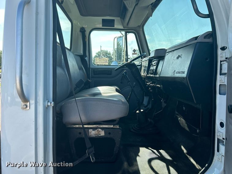 image for item DI7914 2000 International 4700  flatbed truck