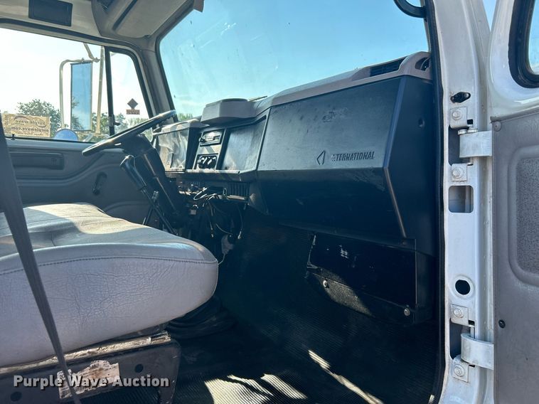 image for item DI7914 2000 International 4700  flatbed truck