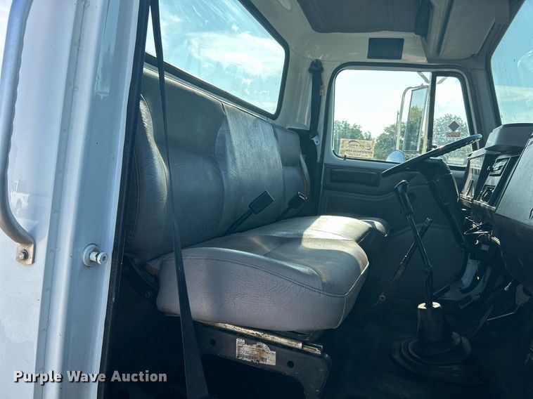 image for item DI7914 2000 International 4700  flatbed truck