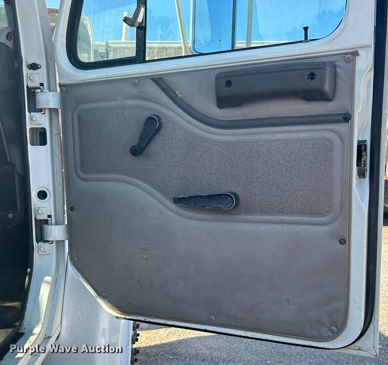 image for item DI7914 2000 International 4700  flatbed truck