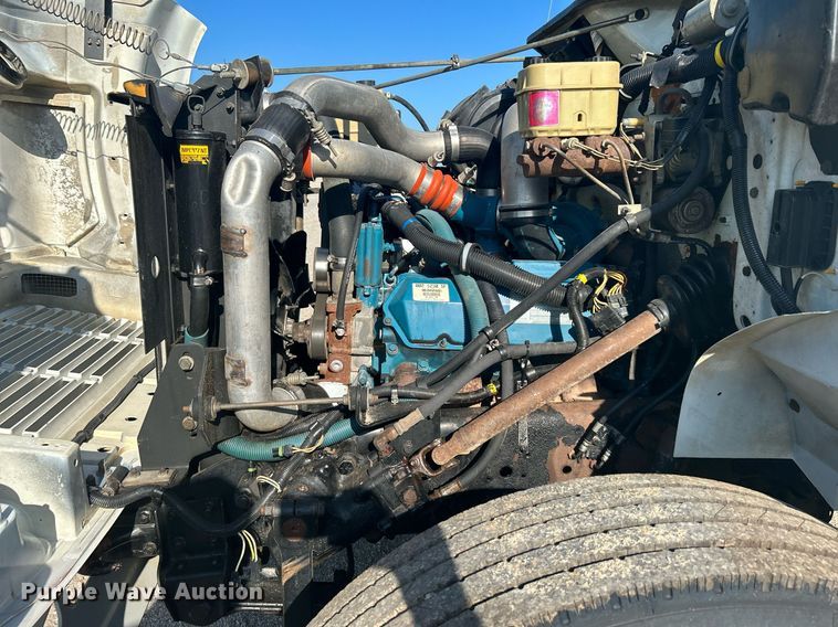 image for item DI7914 2000 International 4700  flatbed truck