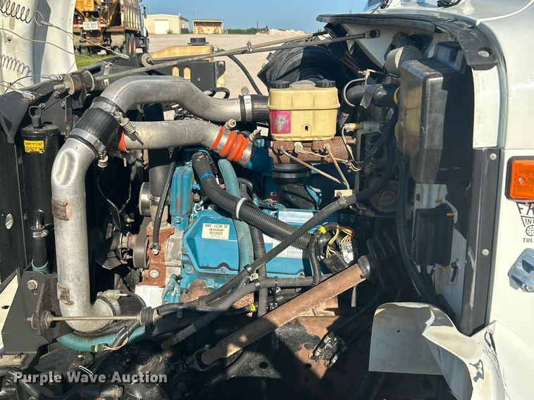 image for item DI7914 2000 International 4700  flatbed truck