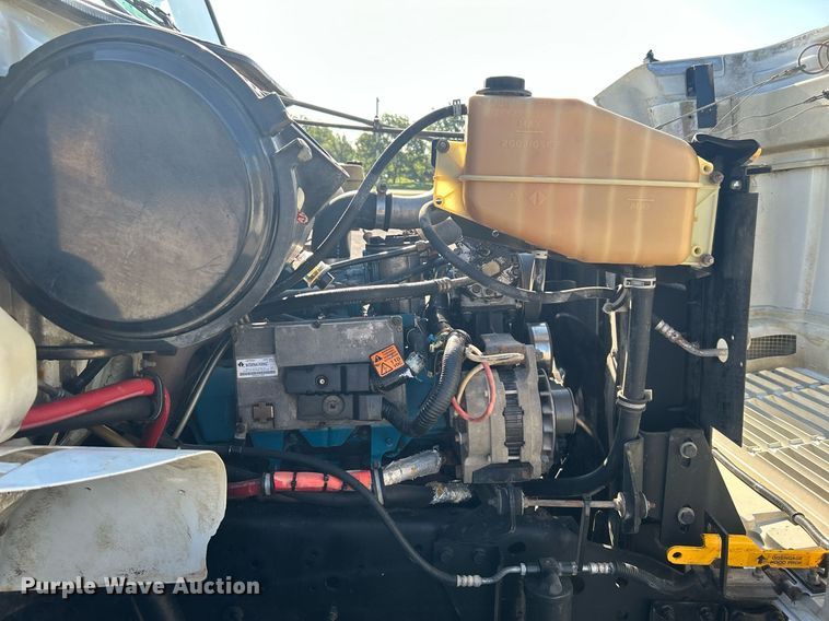 image for item DI7914 2000 International 4700  flatbed truck