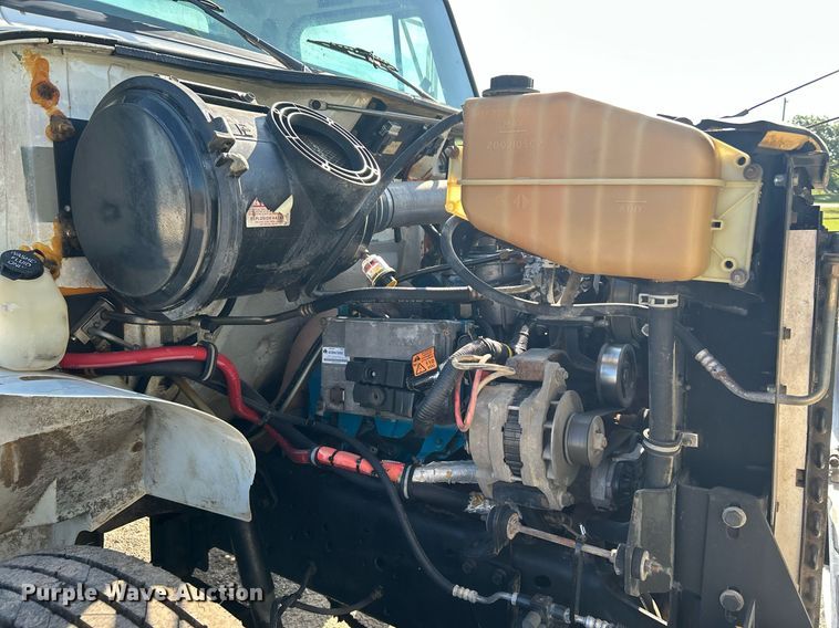 image for item DI7914 2000 International 4700  flatbed truck