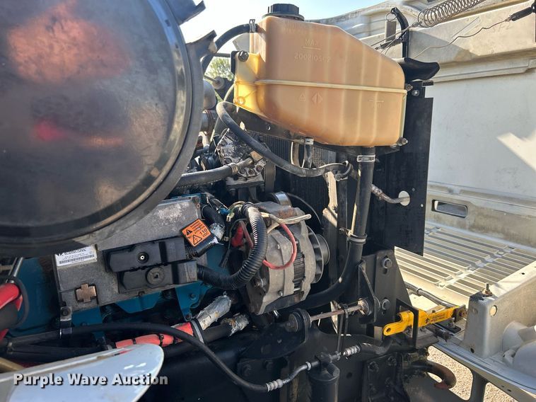 image for item DI7914 2000 International 4700  flatbed truck