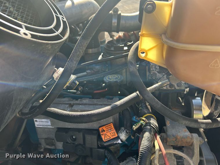 image for item DI7914 2000 International 4700  flatbed truck