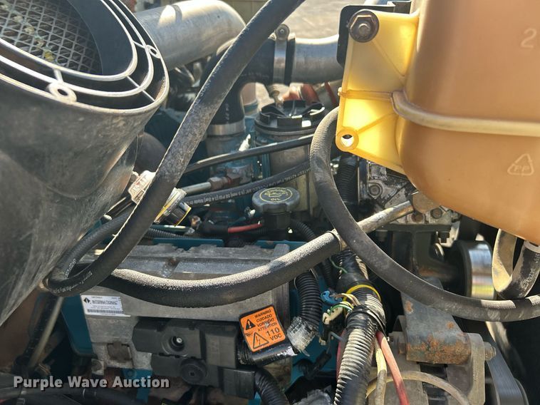 image for item DI7914 2000 International 4700  flatbed truck