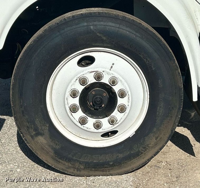 image for item DI7914 2000 International 4700  flatbed truck