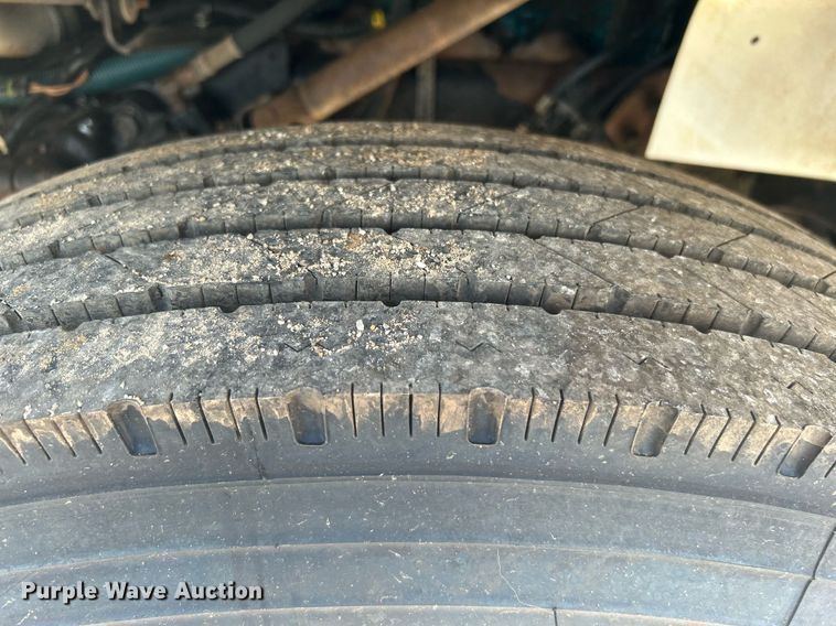 image for item DI7914 2000 International 4700  flatbed truck