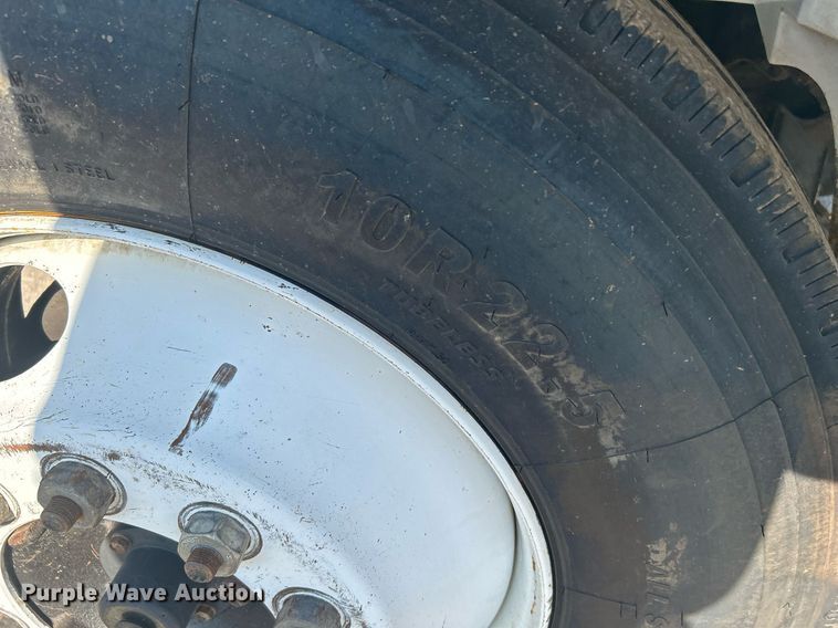 image for item DI7914 2000 International 4700  flatbed truck