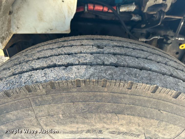 image for item DI7914 2000 International 4700  flatbed truck