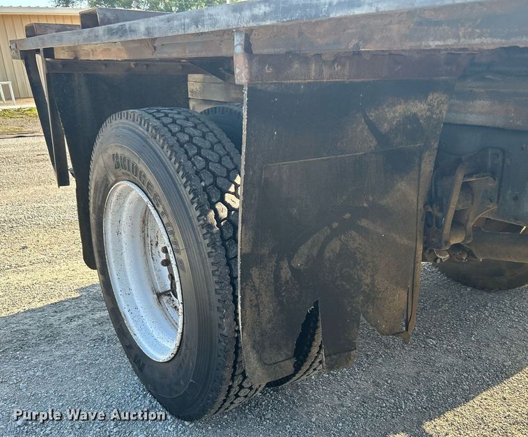 image for item DI7914 2000 International 4700  flatbed truck