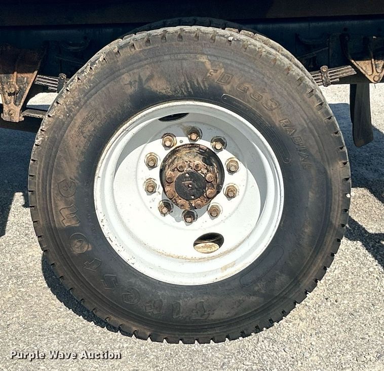 image for item DI7914 2000 International 4700  flatbed truck