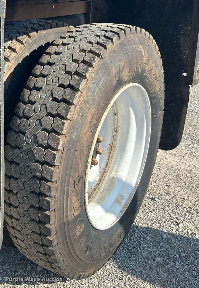 image for item DI7914 2000 International 4700  flatbed truck