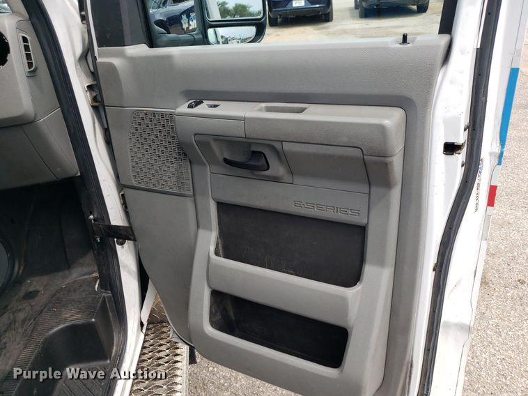 image for item DK7418 2016 Ford E450  ambulance