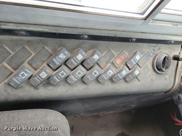 image for item DN4015 1997 Thomas Built 1118S  school bus